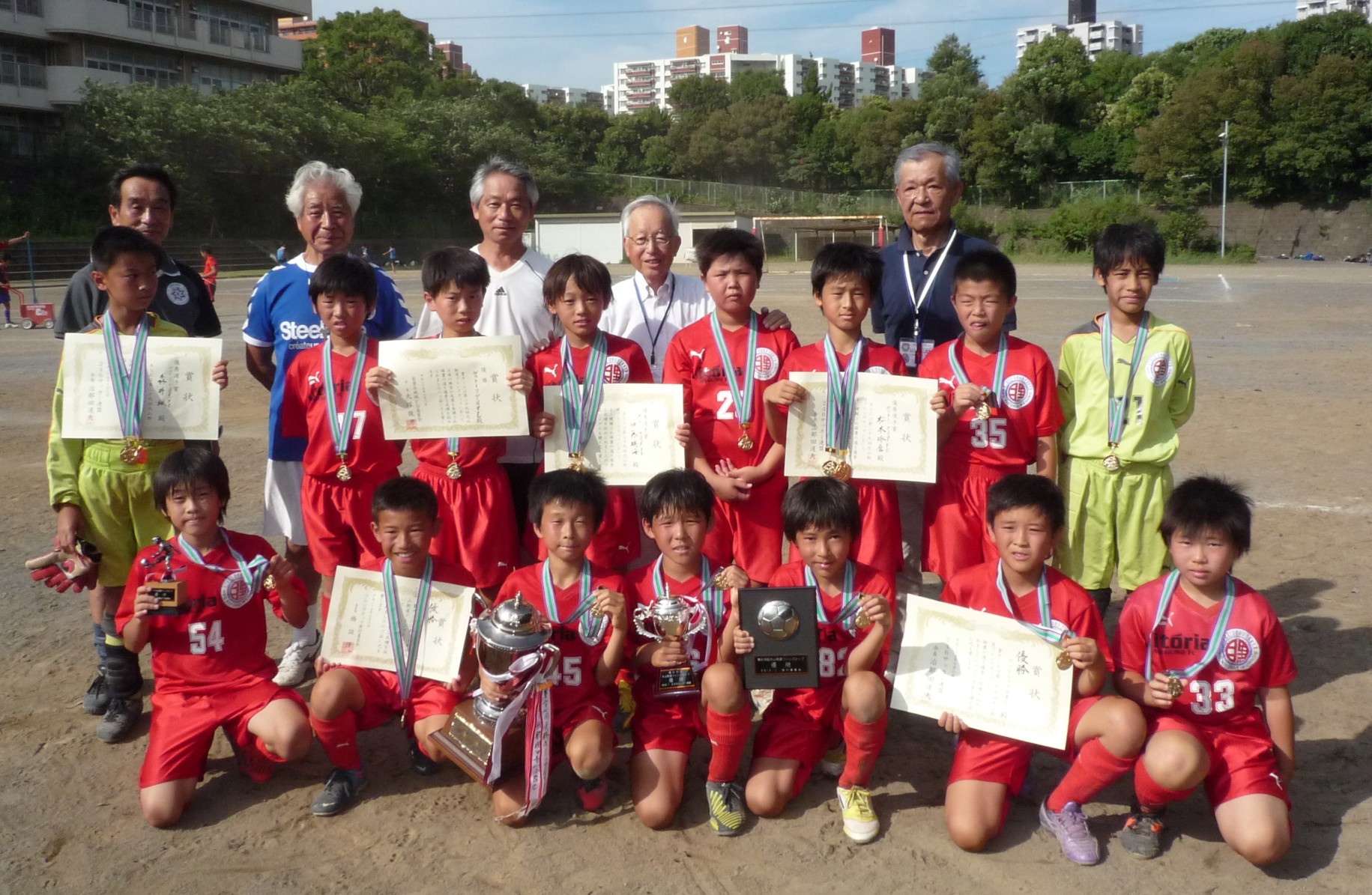 第２９回 大山街道フレンズカップ５年生サッカー大会 日程 平成２５年７月６日 １位パート優勝 ヴィトーリア目黒ｆｃ 優秀選手 ５名 谷嶋祐樹君 津田時男君 森井颯君 松本琢磨君 伊藤端海君 優勝 ヴィトーリア目黒ｆｃ 準優勝 菅ｆｃ 第三位 横浜港北ｓｃ